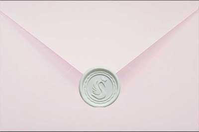 Biały lak w formie odbicia lakowego na różowej kopercie papierowej o gramaturze 120g</p>
<p>