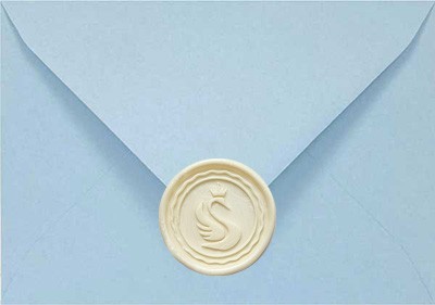 Lak w kolorze ecru na niebieskiej kopercie papierowej - subtelne odbicie lakowe dodające elegancji i wyjątkowego charakteru