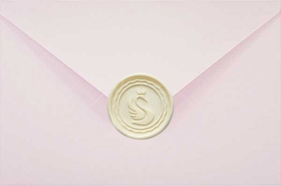 ak do pieczęci w kolorze ecru na jasno różowej kopercie papierowej o gramaturze 120g - subtelne odbicie lakowe dodające elegancji i uroku. 