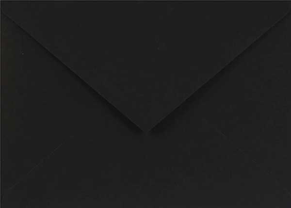 Czarna koperta do zaproszeń ślubnych C6 Sirio Color Nero z trójkątną klapą.