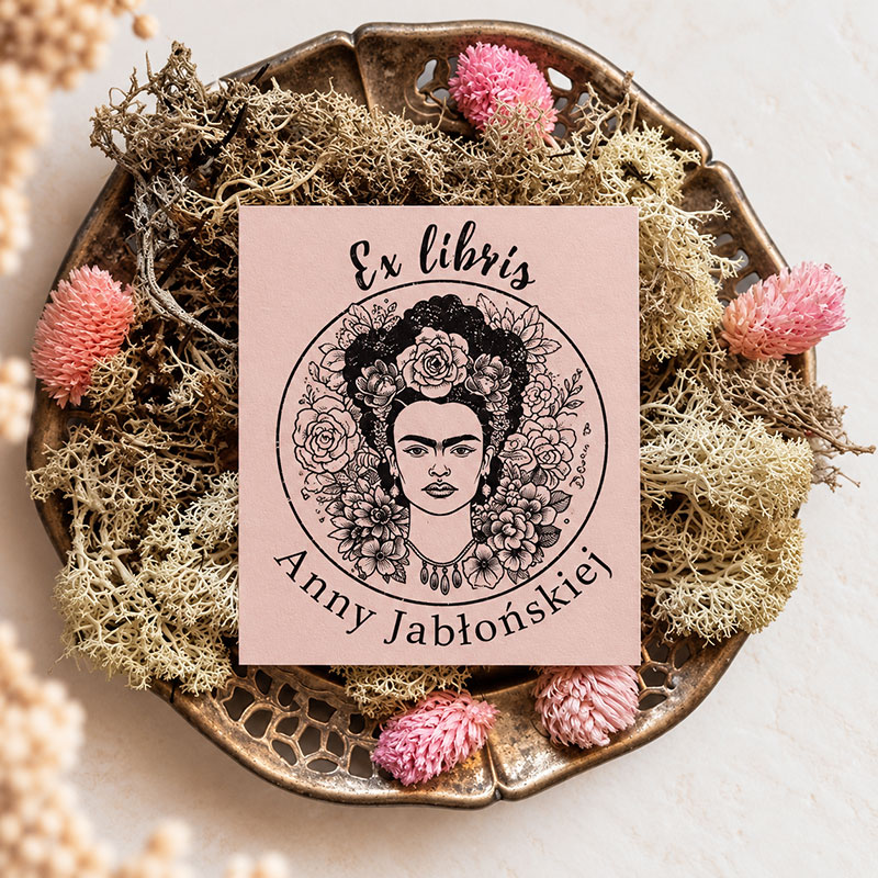 Ex Libris – Frida to personalizowana pieczątka do książek z artystycznym portretem kobiety i kwiatami. Wyjątkowy wzór do domowej biblioteczki.