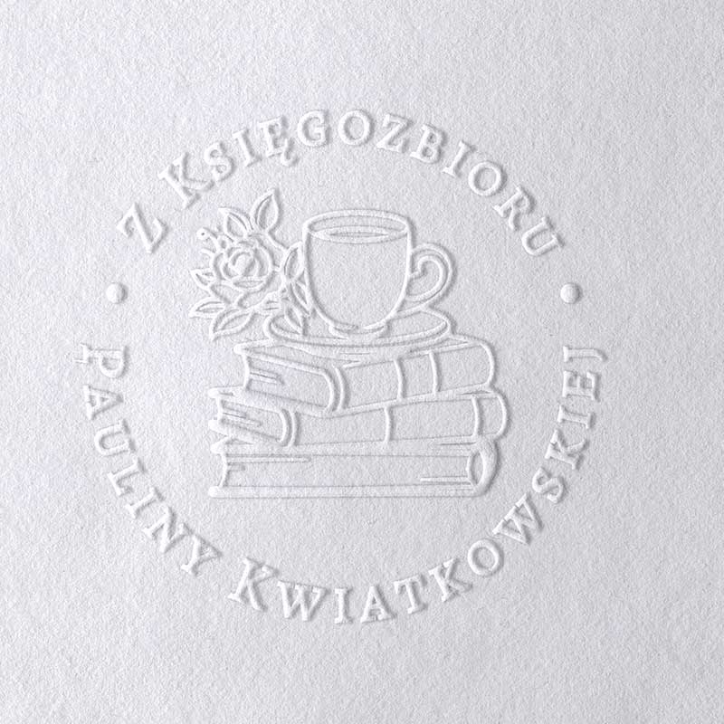 Suchy stempel Ex Libris z motywem książek, filiżanki i róży oraz mieniem i nazwiskiem – elegancki, tłoczony wzór.