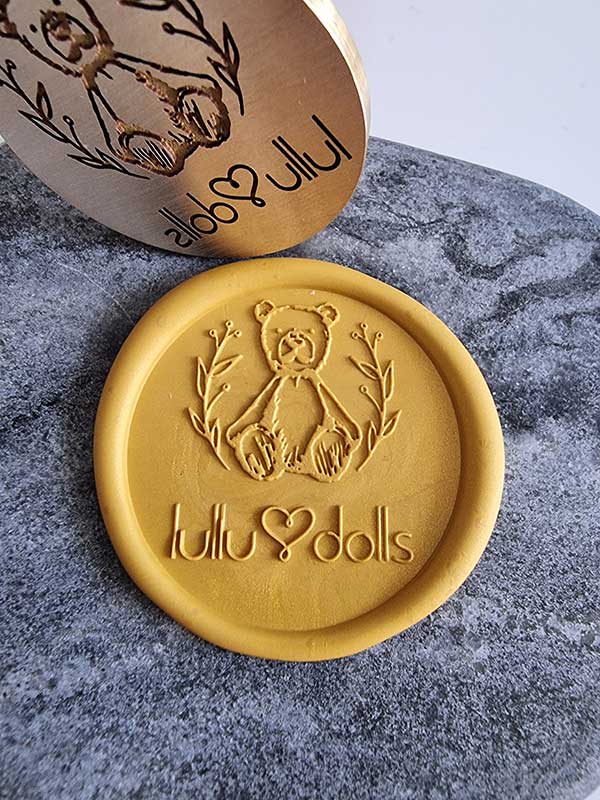 Sempel-lullu-dolls Stempel do laku z monogramem - spersonalizowana pieczęć do laku, gdzie możesz wybrać inicjały. Dodaj elegancji i indywidualnego charakteru swoim projektom za pomocą tej wyjątkowej pieczęci